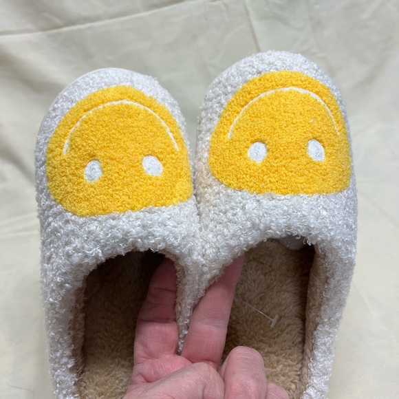 Smiley face slippers 7-8 - Picture 4 of 7